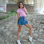Ню съемка девушки под мостом