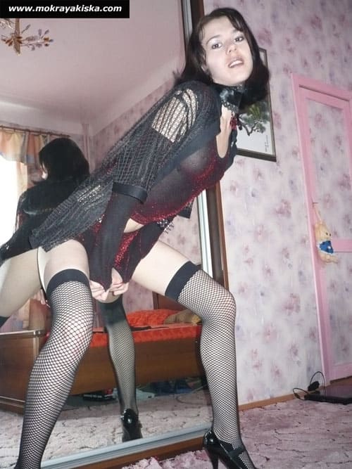 Женские ножки в сексуальных чулках и колготах 27 фото