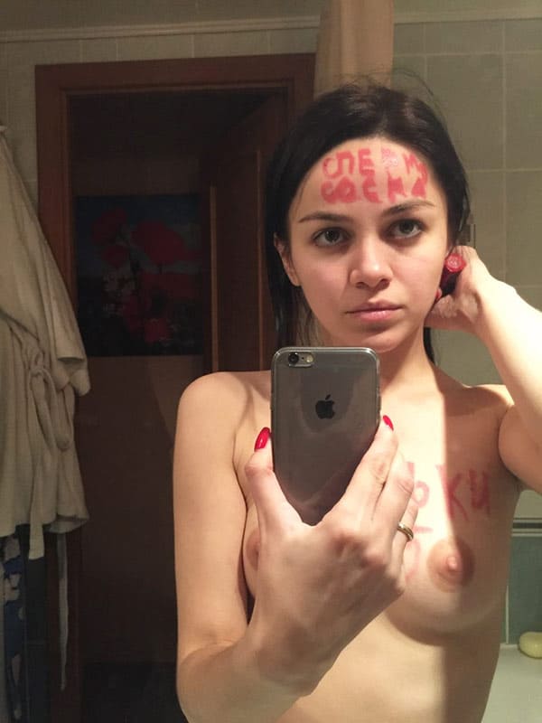 Голые девушки с русскими надписями на теле 22 фото