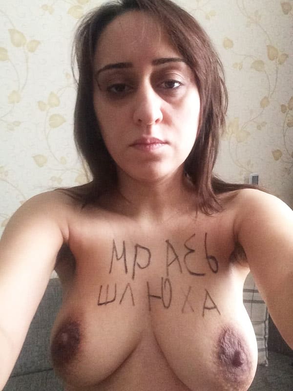 Голые девушки с русскими надписями на теле 84 фото