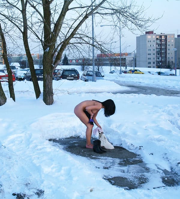 Голая девушка гуляет на морозе 57 фото