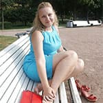 Любимая писает в парке