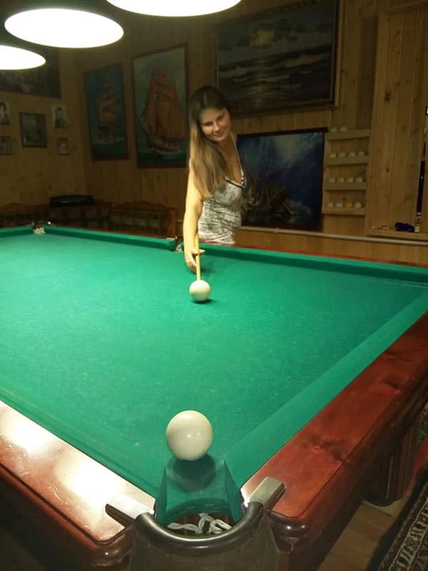 Голая жена играет в бильярд 11 фото