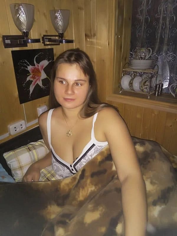 Голая жена играет в бильярд 2 фото