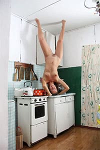 Голая девушка в доме вверх дном