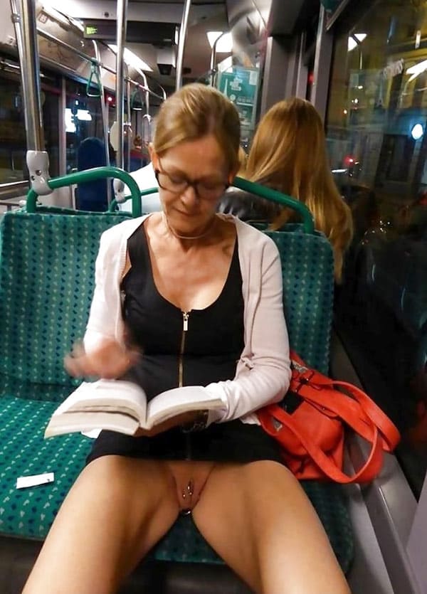 Взрослые женщины светят голой пиздой под юбкой 32 фото