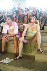 Взрослые женщины светят голой пиздой под юбкой