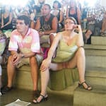 Взрослые женщины светят голой пиздой под юбкой