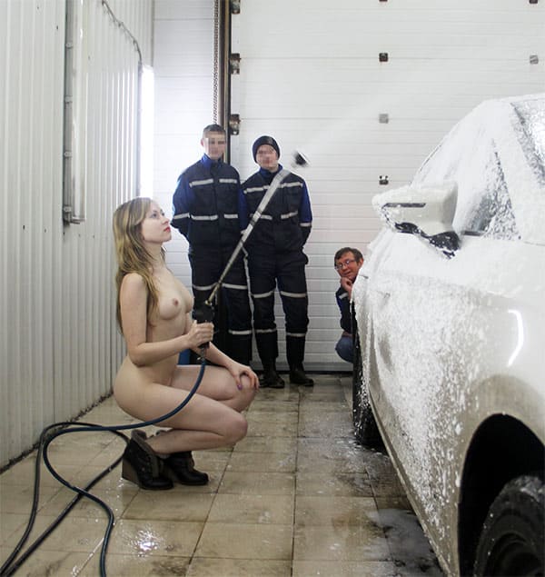 Голая девушка на автомойке 25 фото