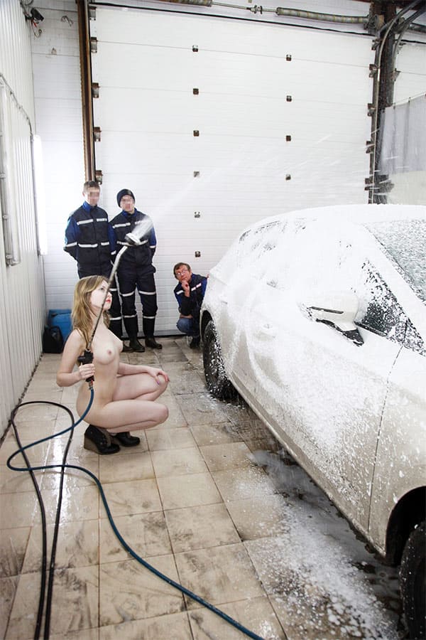 Голая девушка на автомойке 27 фото