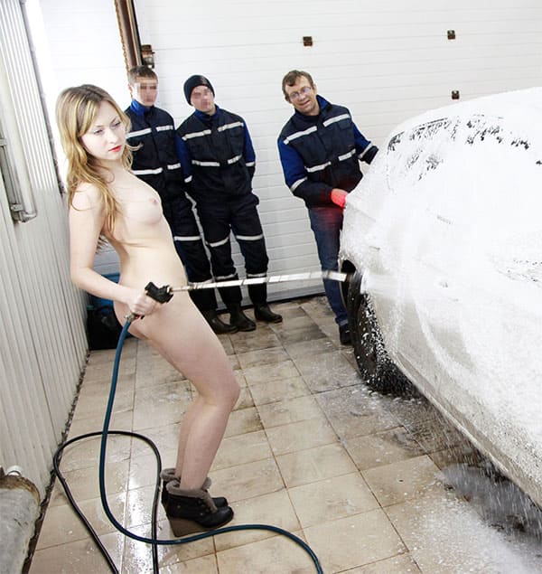 Голая девушка на автомойке 33 фото