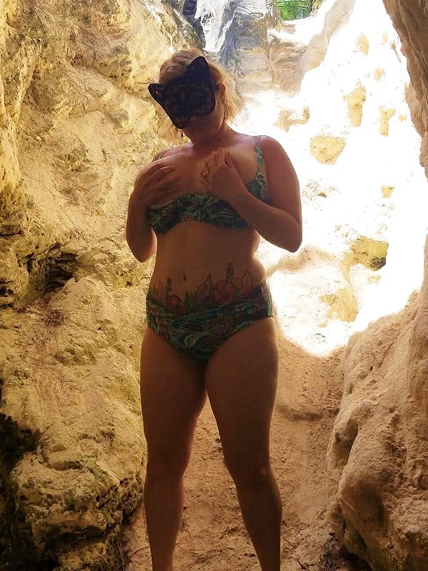 Женщина показала большие сиськи на пляже 5 фото