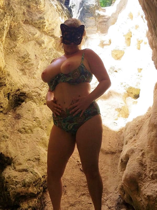 Женщина показала большие сиськи на пляже 6 фото