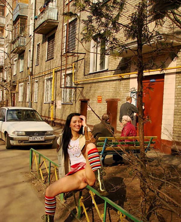 Девчонки на улице голышом фото 3 фото