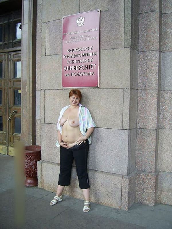 Красивые голые девушки на улице 7 фото