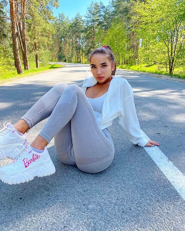 Русские девушки в обтягивающей одежде 42 фото