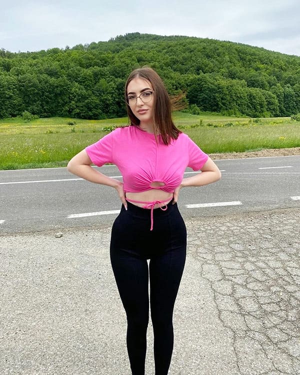 Русские девушки в обтягивающей одежде 53 фото