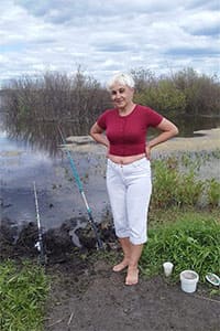 Русская бабушка отдыхает на природе голая
