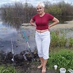 Русская бабушка отдыхает на природе голая