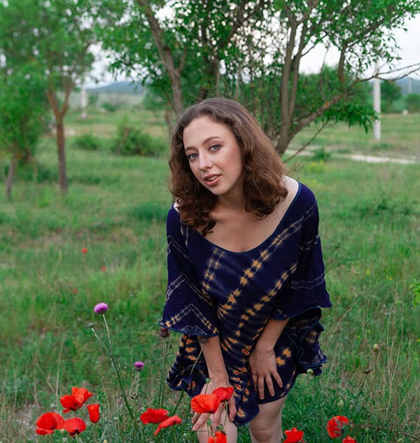 Голая девушка в маковом поле 2 фото