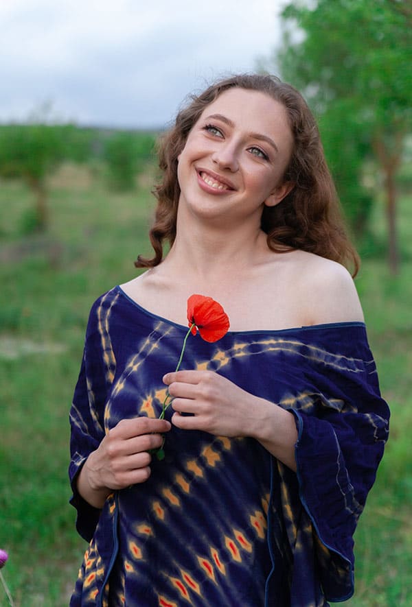 Голая девушка в маковом поле 8 фото
