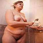 Две зрелые женщины моются в общественном душе