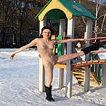 Зимняя прогулка голой русской девушки во дворе дома