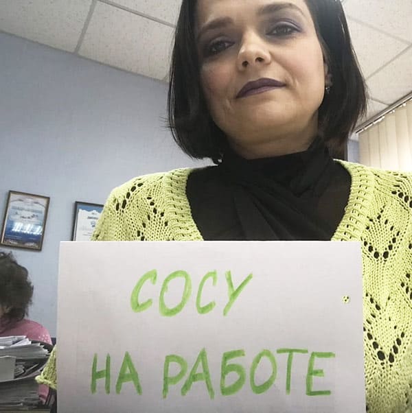 Голые девушки с пошлыми табличками на русском языке 68 фото