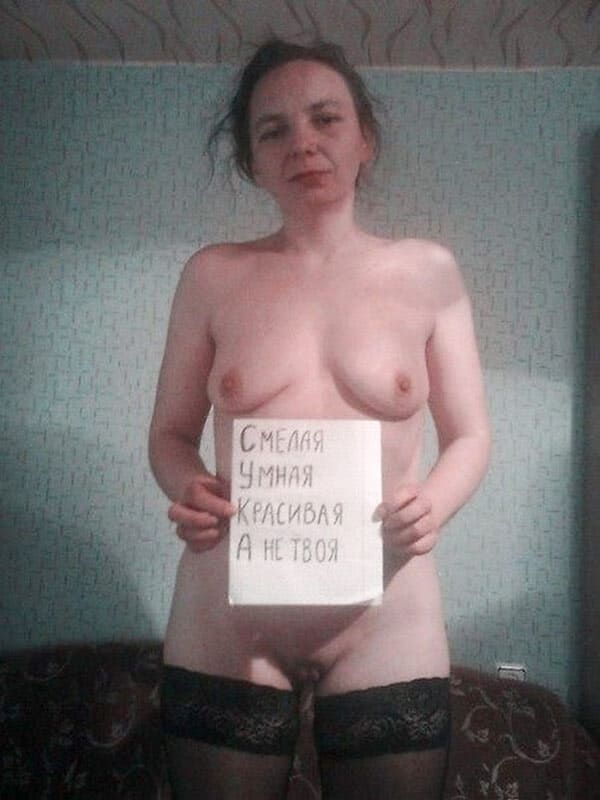 Голые девушки с пошлыми табличками на русском языке 71 фото