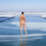 Голая девушка на льду замерзшей реки