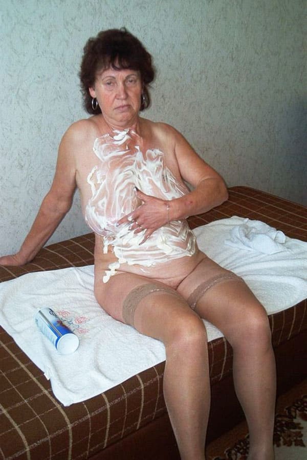 Взбитые сливки на голой зрелке 4 фото