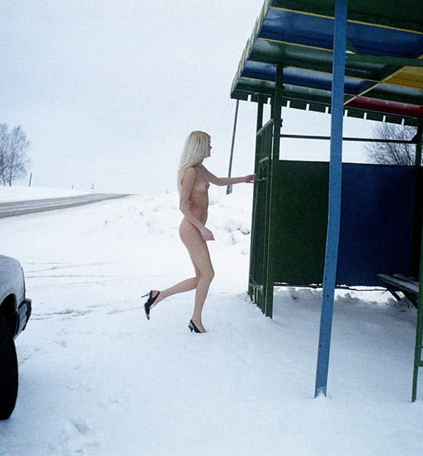 Голая девушка из 90х на зимней трассе 10 фото
