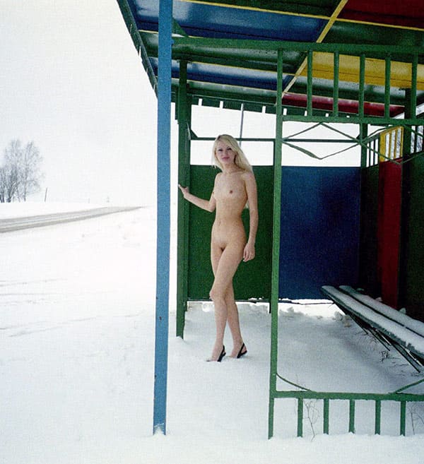 Голая девушка из 90х на зимней трассе 12 фото