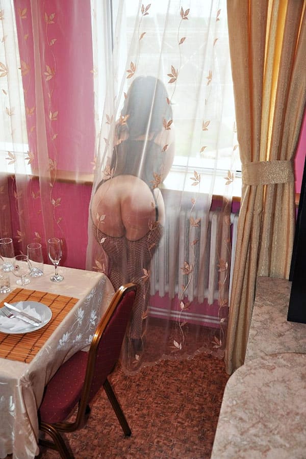 Голые девушки у окна подборка 31 фото