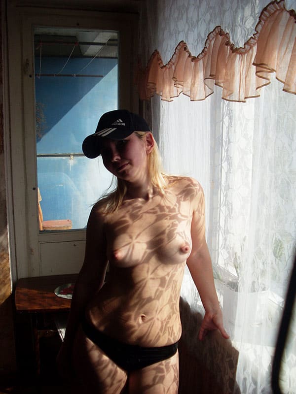 Голые девушки у окна подборка 8 фото