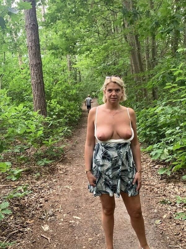 Весна девушки показывают на улице голые сиськи 75 фото