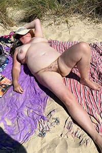 Толстая нудистка с волосатой пиздой