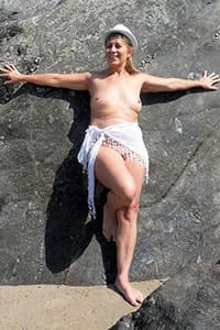 Стеснительная жена на нудистском пляже