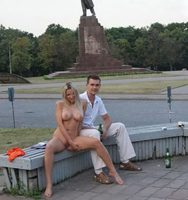 Голая девушка гуляет на улице 14 фото