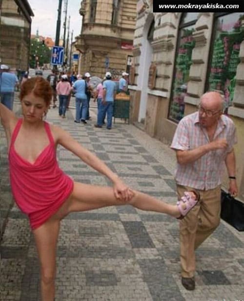 Фото голых девушек на улице 32 фото