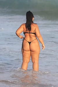 Большие пляжные жопы в стрингах