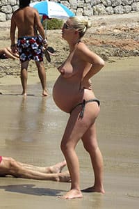 Беременная на пляже с голыми сиськами