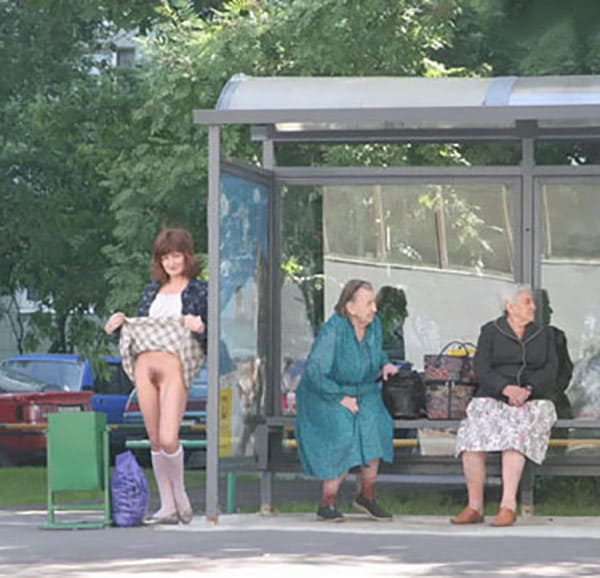 Женщина на улице показывает волосатую пизду 10 фото