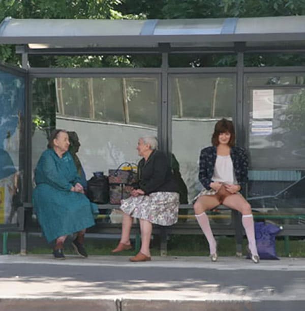 Женщина на улице показывает волосатую пизду 8 фото