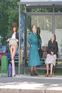 Женщина на улице показывает волосатую пизду