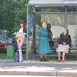 Женщина на улице показывает волосатую пизду