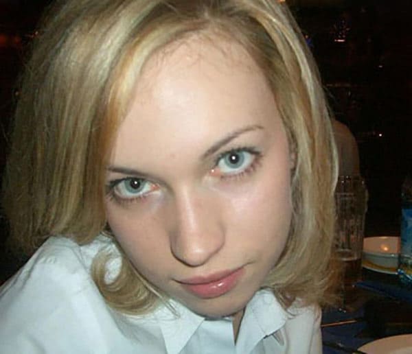 Сисястая жена в лесу садится пиздой на сучок 15 фото