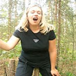 Сисястая жена в лесу садится пиздой на сучок