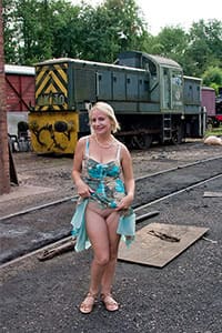 Голая зрелка в железнодорожном депо
