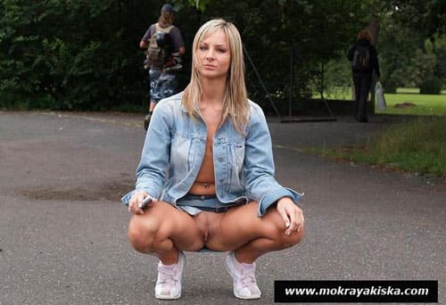 Яна на улице без нижнего белья 8 фото